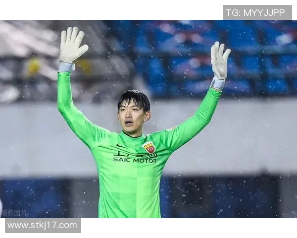 颜骏凌精彩扑点助力球队逆转局势展现门将风采