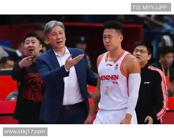 贺希宁精彩抢断助力球队逆转胜利展现超强防守实力